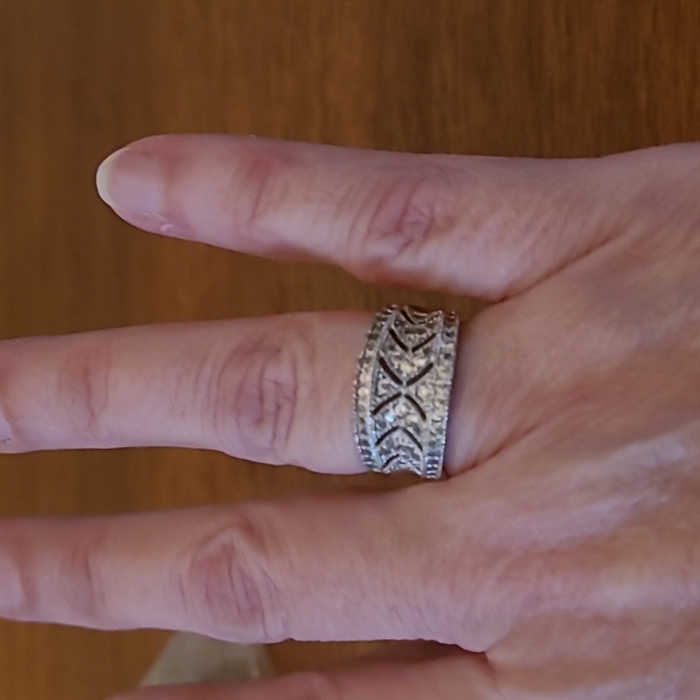 Beautiful ring - Picture 2 of 8